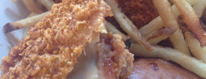 Blue Ribbon Fried Chicken is one of Posti che sono piaciuti a Henry.