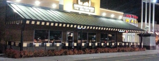 Buffalo Wild Wings is one of Rivkahさんのお気に入りスポット.