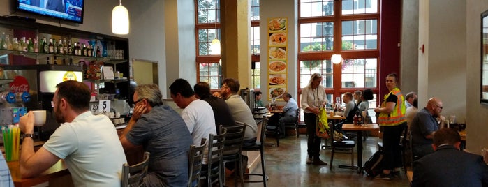 Pearl Thai Cafe is one of Tempat yang Disukai Fernando.