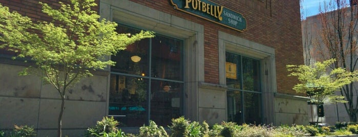 Potbelly Sandwich Shop is one of สถานที่ที่ Robin ถูกใจ.