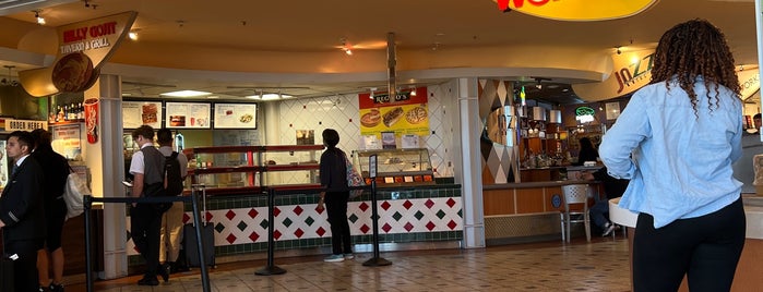 Concourse C Food Court is one of Orte, die ed gefallen.