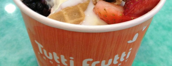Tutti Frutti Frozen Yogurt is one of สถานที่ที่ Carlos ถูกใจ.