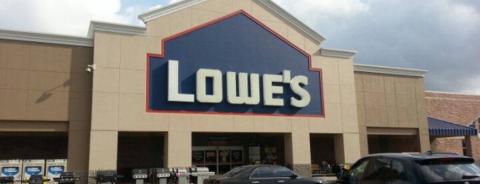 Lowe's is one of Orte, die Rodney gefallen.