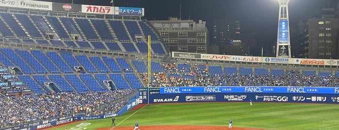 1塁側内野指定席 is one of สถานที่ที่ Takashi ถูกใจ.