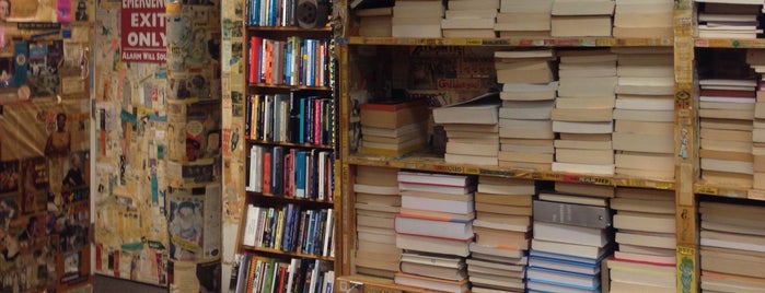 Harvard Book Store is one of Lieux qui ont plu à Lizzie.