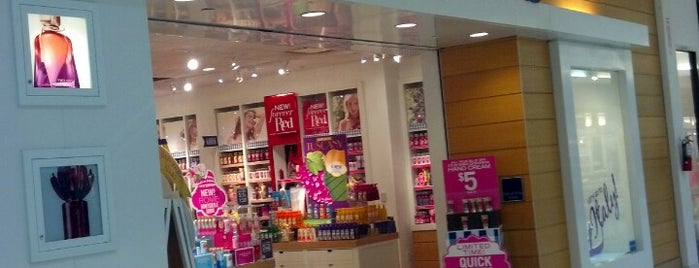 Bath & Body Works is one of Courtneyさんのお気に入りスポット.