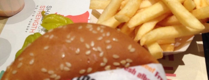The Habit Burger Grill is one of Locais salvos de Kaley.
