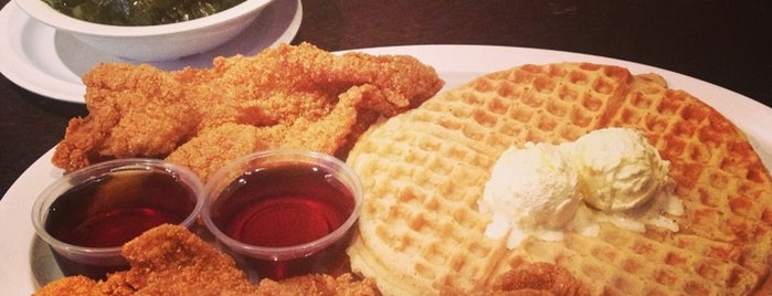 Chicago's Home Of Chicken & Waffles is one of Lieux sauvegardés par JULIE.