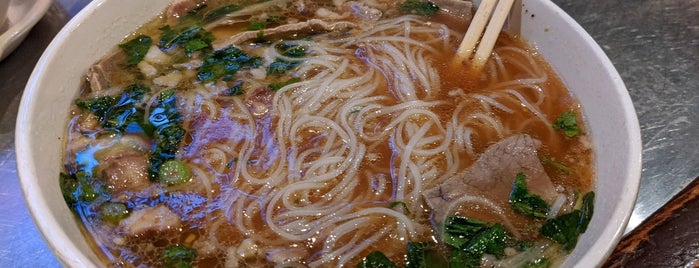 Pho Lucky is one of Lugares favoritos de Donna.