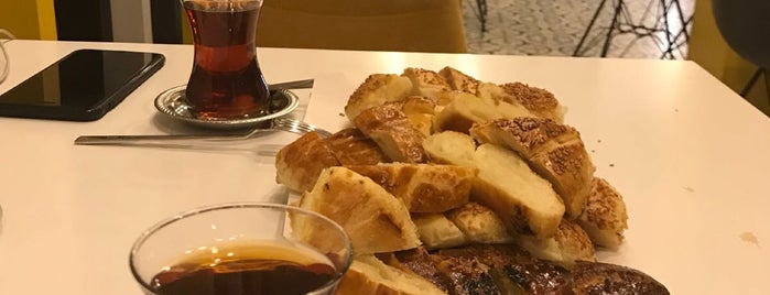 Meşhur Sarıyer Börekçisi is one of Locais curtidos por Gülçin.
