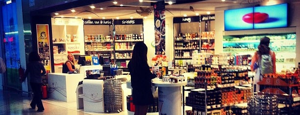 Hellenic Duty Free Shops - Luxury is one of สถานที่ที่ Akis ถูกใจ.