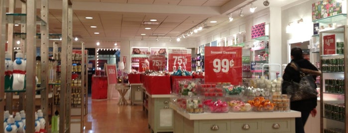 Bath & Body Works Outlet is one of Lugares favoritos de Amy.