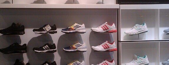 Adidas Originals Store is one of Orte, die Nuri gefallen.