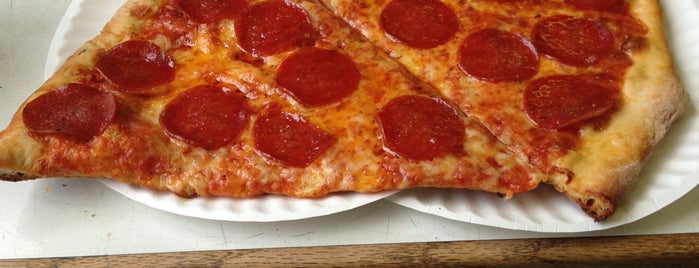 Carmine's Original Pizza is one of Karla'nın Kaydettiği Mekanlar.