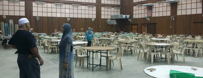 Dewan Majlis Daerah Pengkalan Hulu is one of masjid jamek pengkalan hulu.
