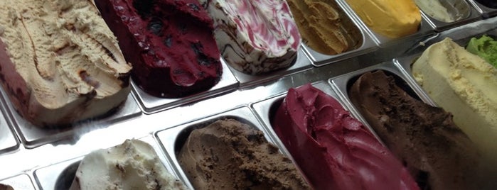 Haft Cheshmeh Ice Cream and Juice Bar | بستنی و آبمیوه هفت چشمه is one of Sim : понравившиеся места.