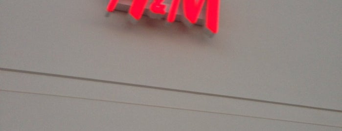 H&M is one of Lugares favoritos de Darrinka.