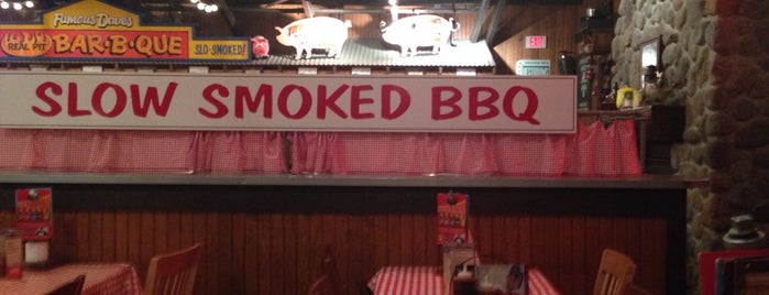 Famous Dave's Bar-B-Que is one of Lugares favoritos de Brandi.