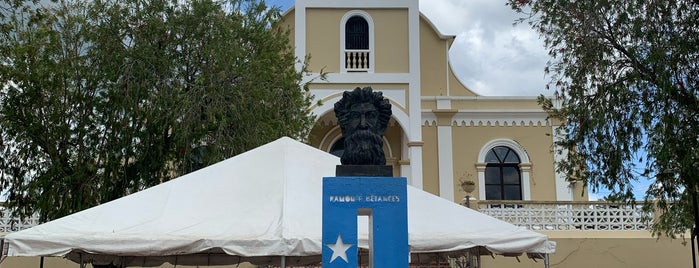 Plaza de La Revolución is one of Must Go's in Puerto Rico.