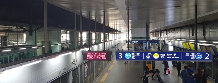 Suwon Station is one of 서울지하철 1~3호선.