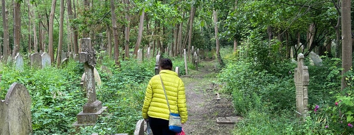 Highgate Cemetery is one of Чертов отпуск.