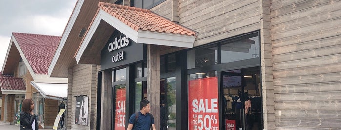 Adidas Outlet is one of Lieux qui ont plu à Tsuneaki.