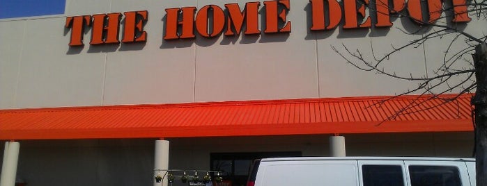 The Home Depot is one of สถานที่ที่ Emily ถูกใจ.