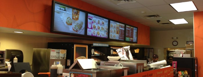 Dunkin' is one of Lugares favoritos de Bill.