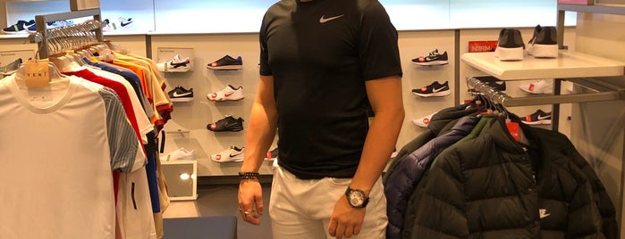 Nike is one of Lieux qui ont plu à Gökhan.