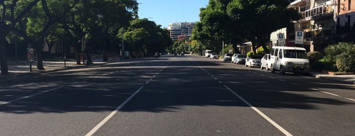 Av. Figueroa Alcorta y San Martín de Tours is one of Esquinas E14.