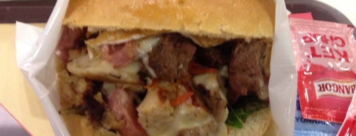 Tropical Burguer is one of Best Food in Oporto.