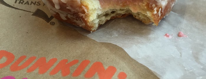 Dunkin' is one of Lugares favoritos de Thirsty.