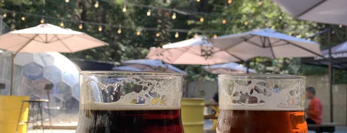 Lake Arrowhead Brewing is one of Stacyさんの保存済みスポット.