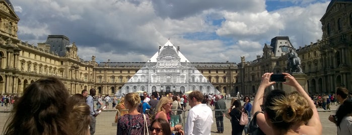 Pyramide du Louvre is one of Tempat yang Disukai James.