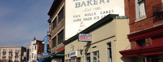 Heller's Bakery is one of สถานที่ที่บันทึกไว้ของ Jennifer.