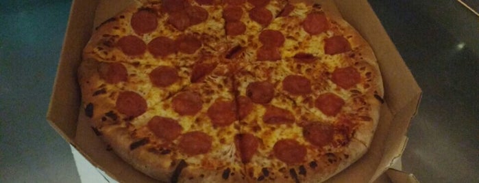 Domino's Pizza is one of สถานที่ที่ R ถูกใจ.