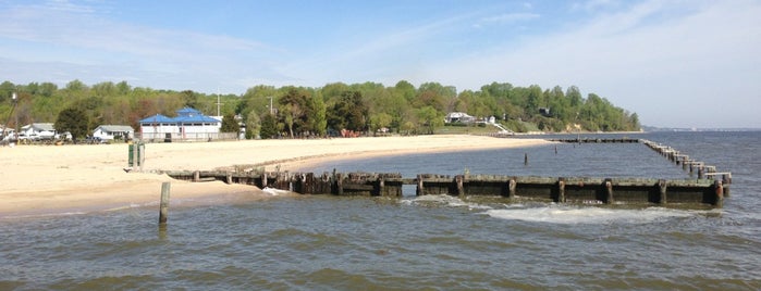 Breezy Point Beach is one of Osamahさんの保存済みスポット.