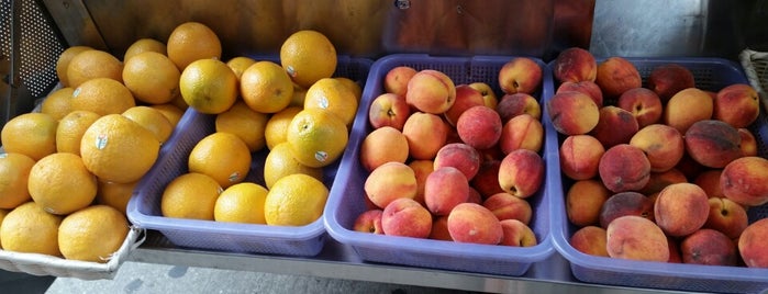Fruit Cart is one of Locais curtidos por 🖤💀🖤 LiivingD3adGirl.