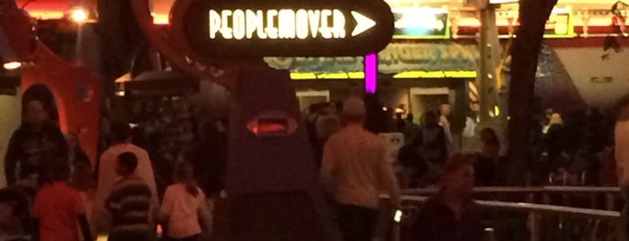 Tomorrowland Transit Authority PeopleMover is one of Orte, die Drew gefallen.