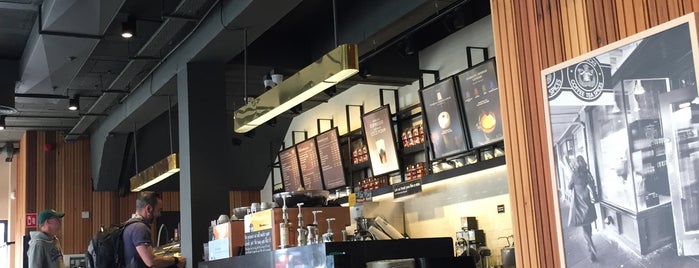 Starbucks is one of สถานที่ที่ Caroline ถูกใจ.