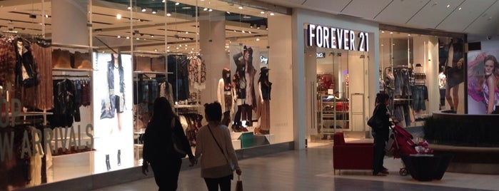 Forever 21 is one of Danielaさんのお気に入りスポット.