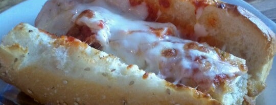 Carlo's Pizza Oven is one of Lugares favoritos de Jim.