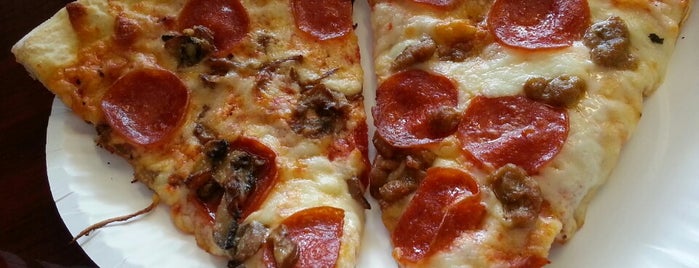 Roma's Pizza is one of สถานที่ที่ Macy ถูกใจ.