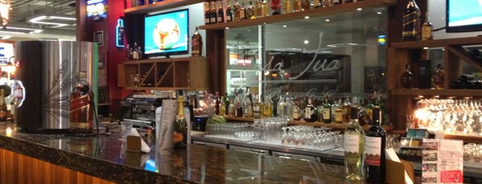 Casa Tua Bar & Grill is one of Tempat yang Disukai Ale.