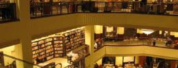 Barnes & Noble is one of Locais salvos de Tori.