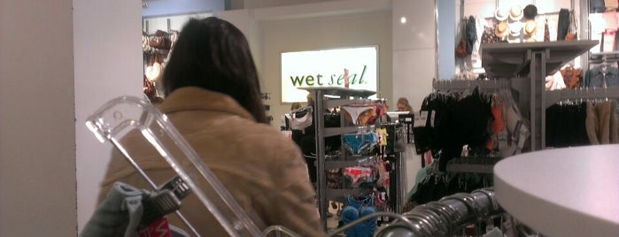 Wet Seal is one of Elizabethさんのお気に入りスポット.