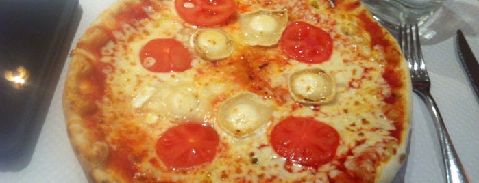 Pizza Pino is one of Tempat yang Disukai Nika.