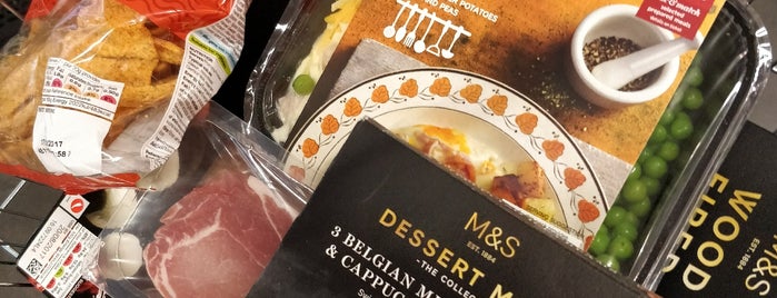 Marks & Spencer is one of Carlさんのお気に入りスポット.