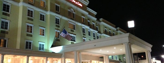 Hampton Inn & Suites is one of Tom : понравившиеся места.