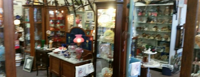 La Mesa Antique Mall is one of สถานที่ที่ Mark ถูกใจ.